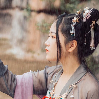 暮秋山行帶傘女生頭像，唯美古風(fēng)真人頭像