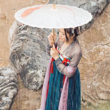 暮秋山行帶傘女生頭像，唯美古風(fēng)真人頭像