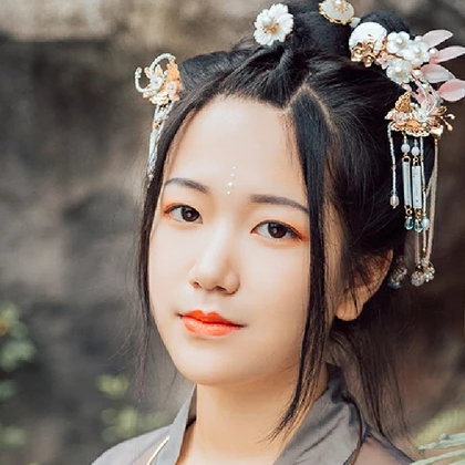 暮秋山行帶傘女生頭像，唯美古風(fēng)真人頭像