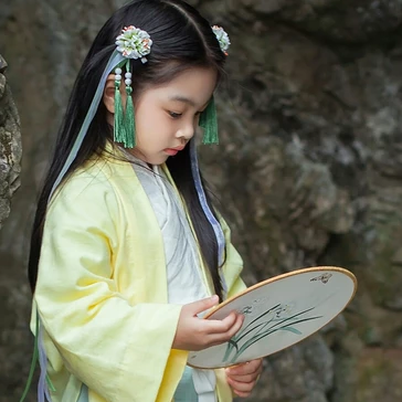 超萌帶團(tuán)扇小女生頭像，唯美古風(fēng)真人頭像