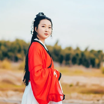 秋色彈琵琶紅衣女生頭像，唯美古風(fēng)真人頭像