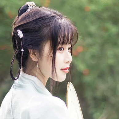 淡雅帶團(tuán)扇女生頭像，唯美古風(fēng)真人頭像