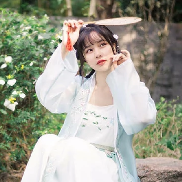 淡雅帶團(tuán)扇女生頭像，唯美古風(fēng)真人頭像