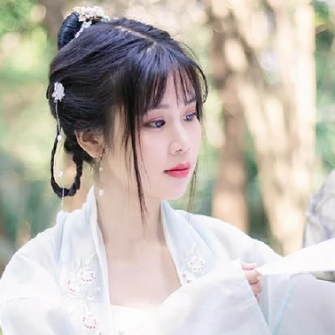 淡雅帶團(tuán)扇女生頭像，唯美古風(fēng)真人頭像