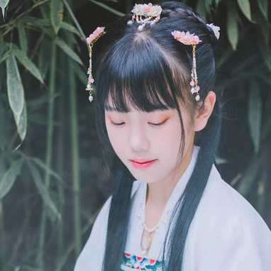 小清新淡藍(lán)色帶團(tuán)扇頭像，唯美古風(fēng)真人頭像