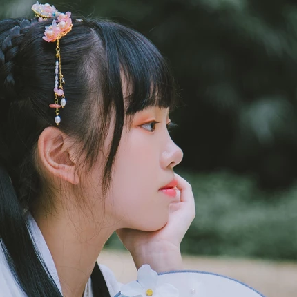 小清新淡藍(lán)色帶團(tuán)扇頭像，唯美古風(fēng)真人頭像