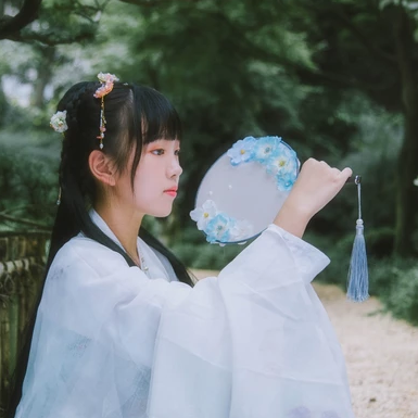 小清新淡藍(lán)色帶團(tuán)扇頭像，唯美古風(fēng)真人頭像
