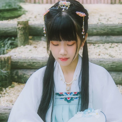 小清新淡藍(lán)色帶團(tuán)扇頭像，唯美古風(fēng)真人頭像