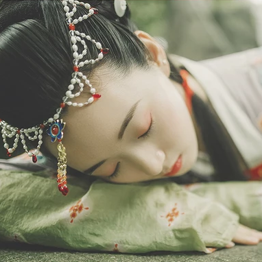 秋庭帶團(tuán)扇女生頭像，唯美古風(fēng)真人頭像