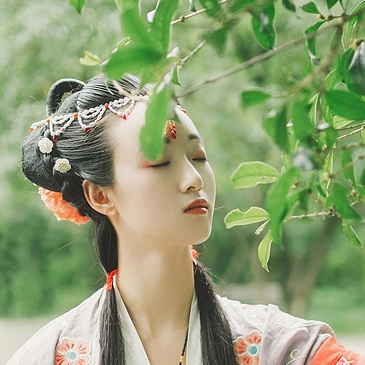秋庭帶團(tuán)扇女生頭像，唯美古風(fēng)真人頭像