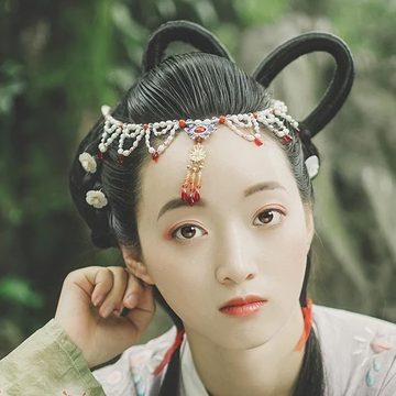 秋庭帶團(tuán)扇女生頭像，唯美古風(fēng)真人頭像