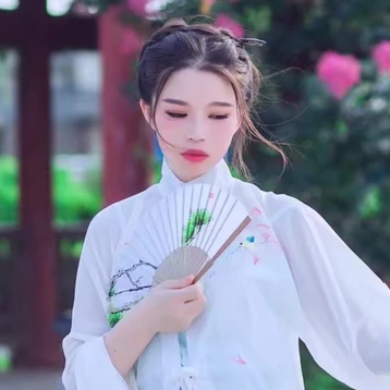 清新嫩綠帶傘女生頭像，唯美古風真人頭像