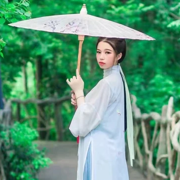 清新嫩綠帶傘女生頭像，唯美古風真人頭像