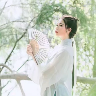 清新嫩綠帶傘女生頭像，唯美古風真人頭像