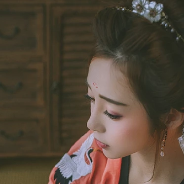 傷感喝酒女生頭像，唯美古風(fēng)真人頭像