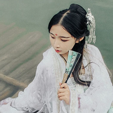 青色帶折扇女生頭像,唯美古風真人頭像