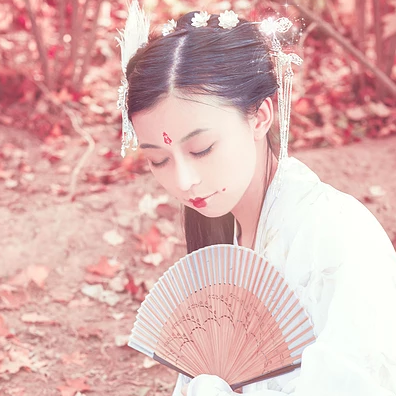 落葉意境彈琵琶女生頭像，唯美古風(fēng)真人頭像