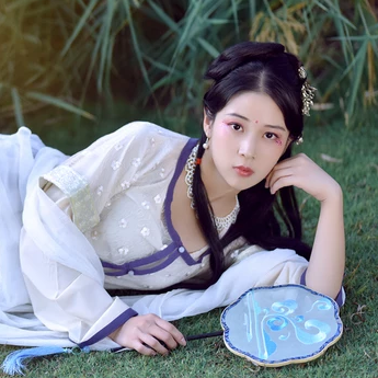 紅花綠葉帶團(tuán)扇女生頭像，唯美古風(fēng)真人頭像