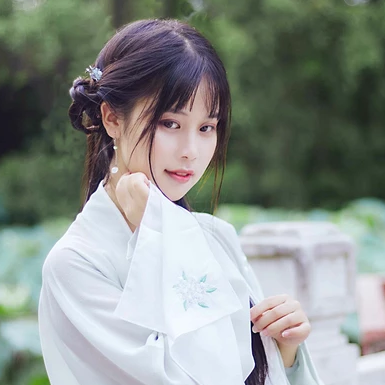 荷塘邊帶傘女生頭像，唯美古風(fēng)真人頭像