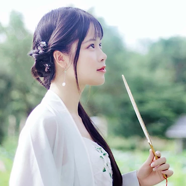 荷塘邊帶傘女生頭像，唯美古風(fēng)真人頭像