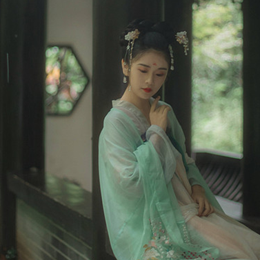 庭院長廊帶傘女生頭像，唯美古風(fēng)真人頭像