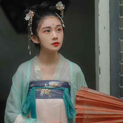 庭院長廊帶傘女生頭像，唯美古風(fēng)真人頭像