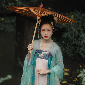 庭院長廊帶傘女生頭像，唯美古風(fēng)真人頭像