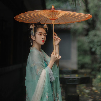 庭院長廊帶傘女生頭像，唯美古風(fēng)真人頭像