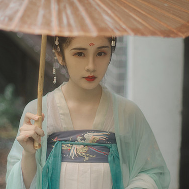 庭院長廊帶傘女生頭像，唯美古風(fēng)真人頭像