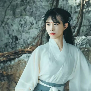 素衣帶傘和團(tuán)扇女生頭像，唯美古風(fēng)真人頭像