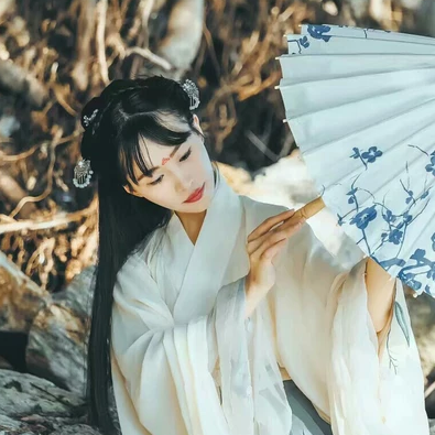 素衣帶傘和團(tuán)扇女生頭像，唯美古風(fēng)真人頭像