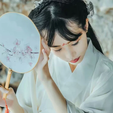 素衣帶傘和團(tuán)扇女生頭像，唯美古風(fēng)真人頭像