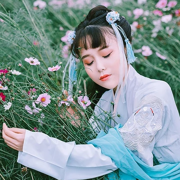 花叢中女生頭像，唯美古風(fēng)真人頭像