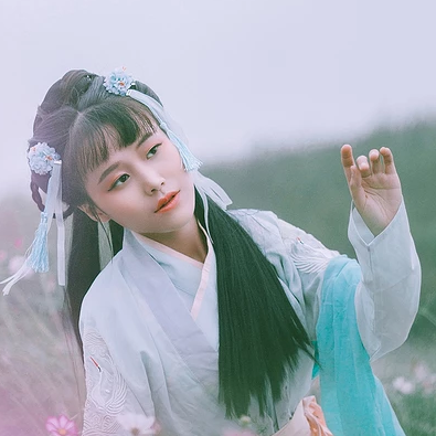 花叢中女生頭像，唯美古風(fēng)真人頭像