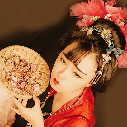 妖艷紅衣女生頭像，唯美古風(fēng)真人頭像