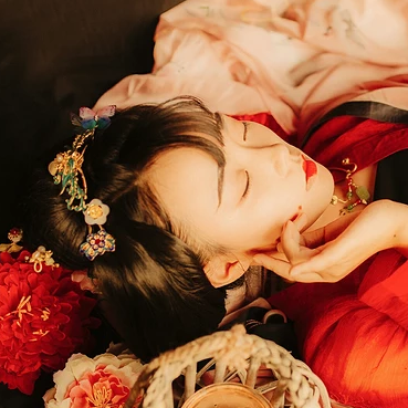 妖艷紅衣女生頭像，唯美古風(fēng)真人頭像