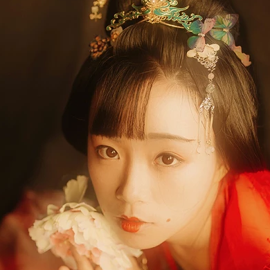 妖艷紅衣女生頭像，唯美古風(fēng)真人頭像