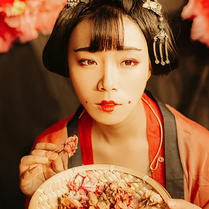 妖艷紅衣女生頭像，唯美古風(fēng)真人頭像