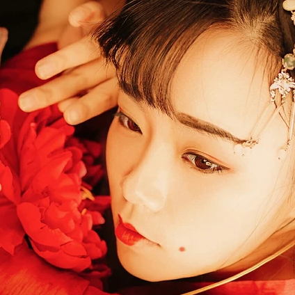 妖艷紅衣女生頭像，唯美古風(fēng)真人頭像