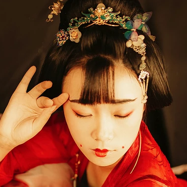 妖艷紅衣女生頭像，唯美古風(fēng)真人頭像