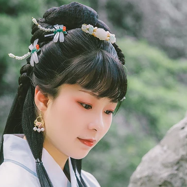 庭院帶團(tuán)扇女生頭像，唯美古風(fēng)真人頭像