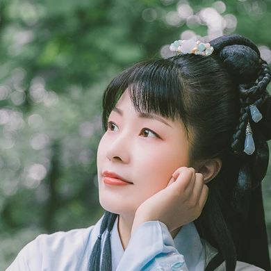 庭院帶團(tuán)扇女生頭像，唯美古風(fēng)真人頭像
