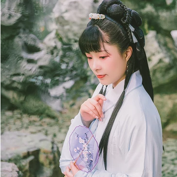 庭院帶團(tuán)扇女生頭像，唯美古風(fēng)真人頭像