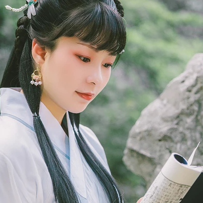 庭院帶團(tuán)扇女生頭像，唯美古風(fēng)真人頭像