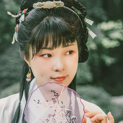 庭院帶團(tuán)扇女生頭像，唯美古風(fēng)真人頭像