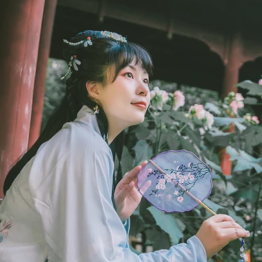 庭院帶團(tuán)扇女生頭像，唯美古風(fēng)真人頭像