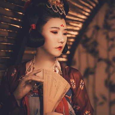 嬌艷帶團扇紅衣女生頭像，唯美古風真人頭像