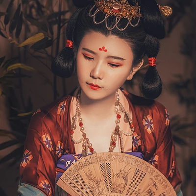 嬌艷帶團扇紅衣女生頭像，唯美古風真人頭像