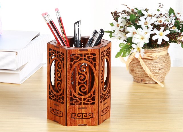 古典家佳樂文學(xué)鏤空花紋木質(zhì)筆筒