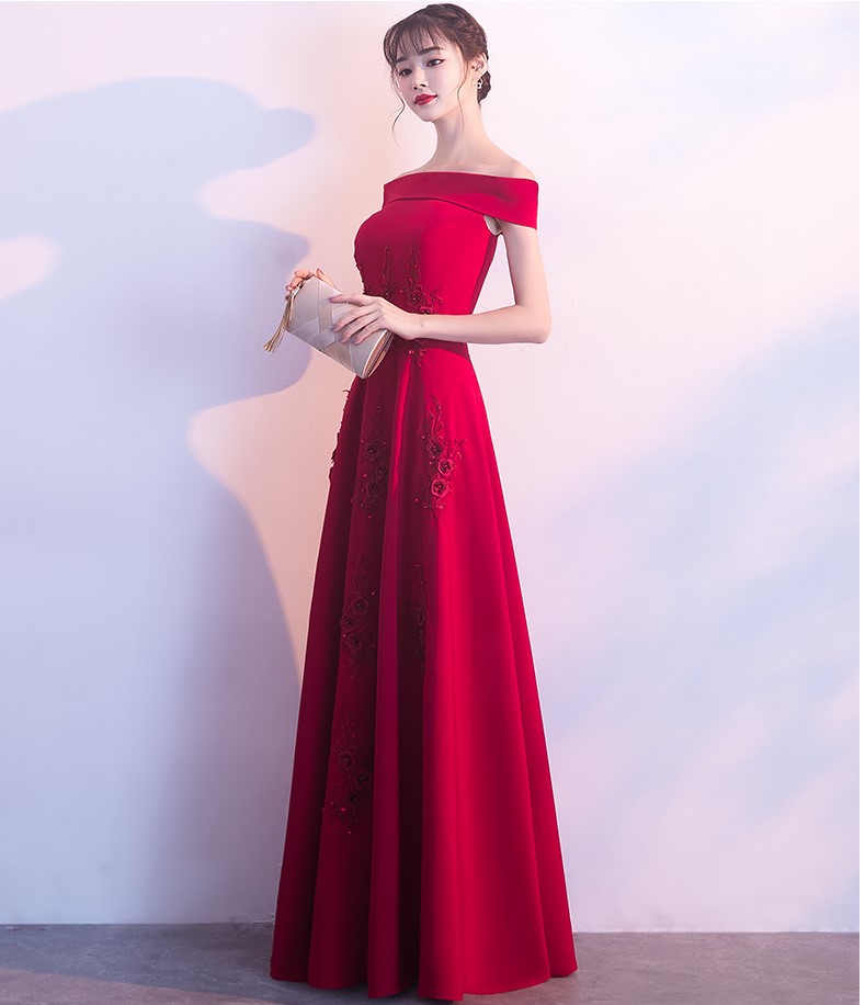 一字肩中式禮服，蕾絲花裝飾晚禮服